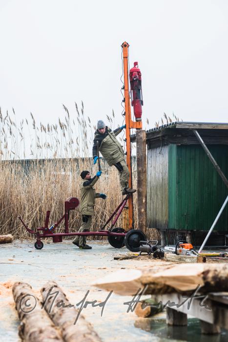 Piloten einschlagen für den Steg einer Seehütte
