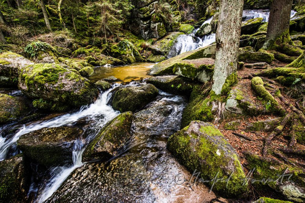 Lohnbachfall und Granit-Findlinge im Wald