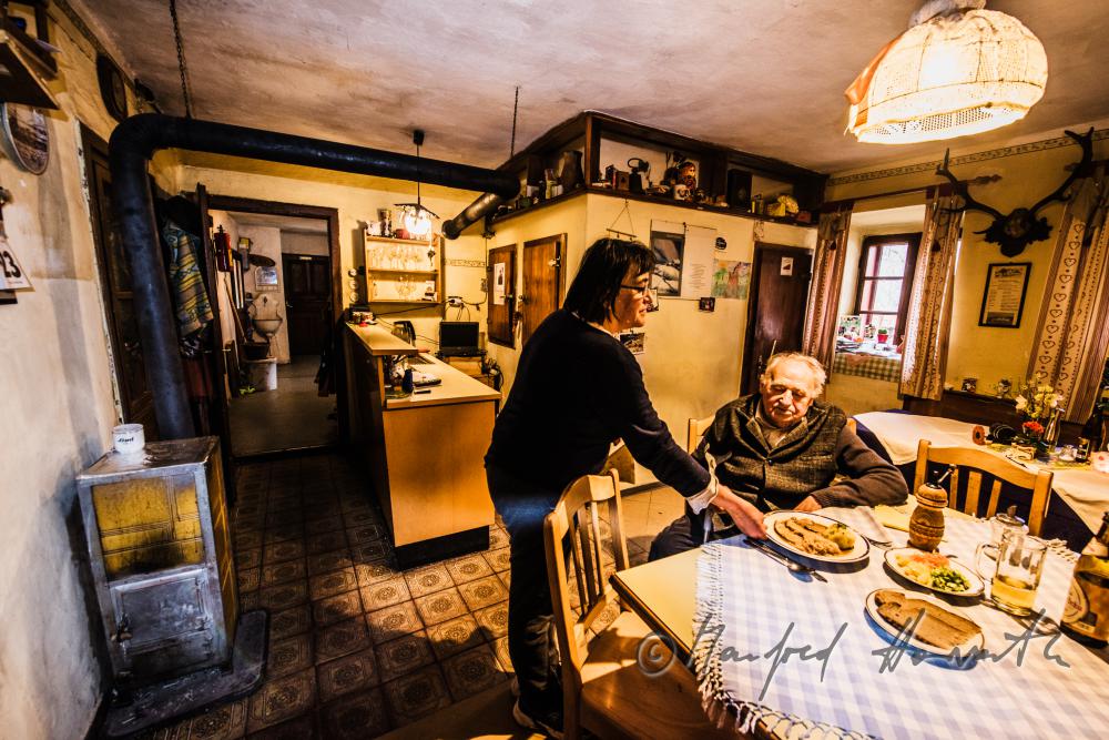 Kellnerin serviert das Mittagessen im Gasthaus Schilling