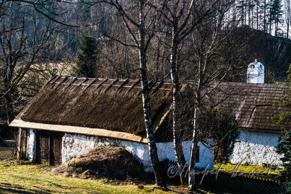 Bauernhaus mit Lehmputz und Strohdach