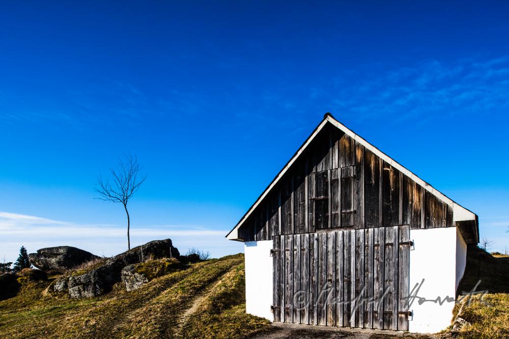 Granit-Findlinge und Scheune am Ortsrand