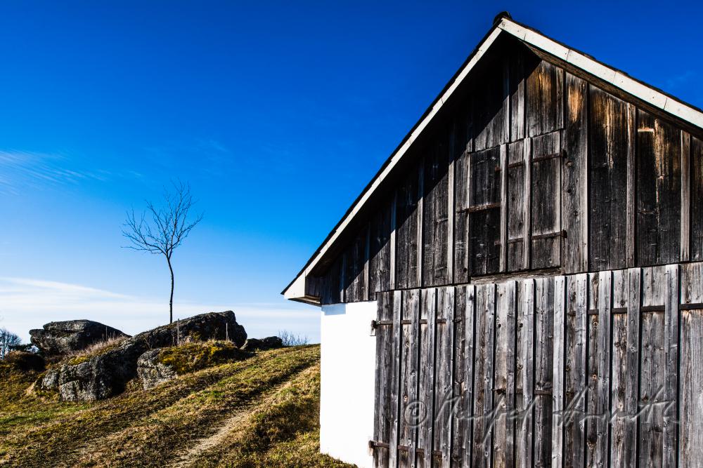Granit-Findlinge und Scheune am Ortsrand