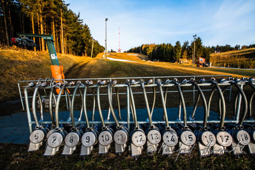 Skilift und Skipiste mit Schneeresten im Frühling