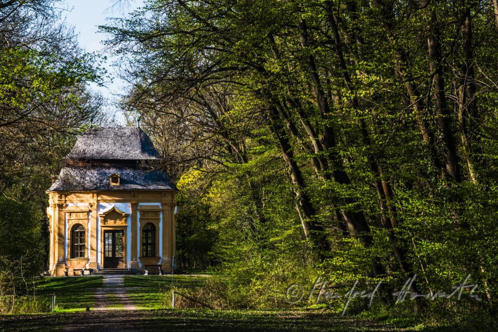 frühbarocker Jagdpavillon im Landschaftsgarten des Schloss Obersiebenbrunn