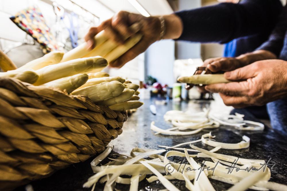 Familie Brandenstein kocht Bio-Spargel aus eigener Produktion