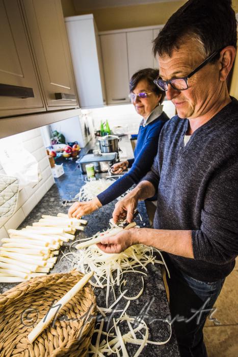 Familie Brandenstein kocht Bio-Spargel aus eigener Produktion